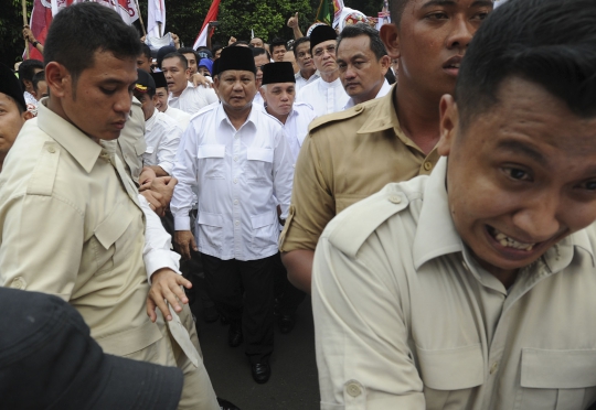 Pengawalan ketat Prabowo-Hatta saat jalan kaki ke Gedung KPU