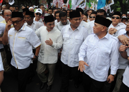 Pengawalan ketat Prabowo-Hatta saat jalan kaki ke Gedung KPU