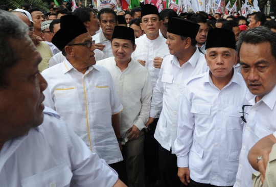 Pengawalan ketat Prabowo-Hatta saat jalan kaki ke Gedung KPU