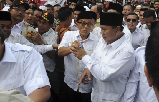 Pengawalan ketat Prabowo-Hatta saat jalan kaki ke Gedung KPU