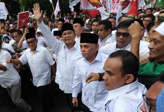 Pengawalan ketat Prabowo-Hatta saat jalan kaki ke Gedung KPU