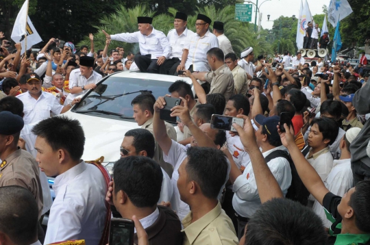 Prabowo-Hatta saat diarak para pendukung ke Bundaran HI