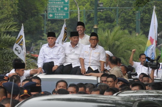 Prabowo-Hatta saat diarak para pendukung ke Bundaran HI