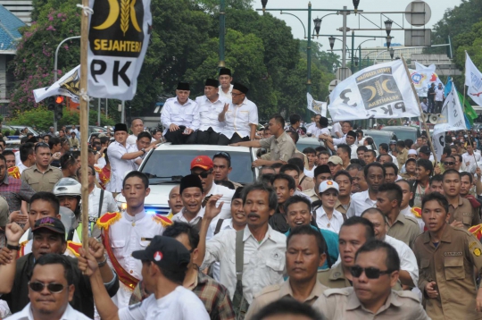 Prabowo-Hatta saat diarak para pendukung ke Bundaran HI