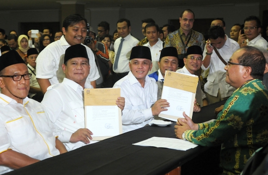 Pasangan Prabowo-Hatta saat daftar ke KPU