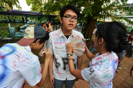 Rayakan kelulusan, siswa SMU di Blok M coret-coret seragam