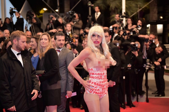 Wanita ini nekat telanjang dada di Festival Film Cannes