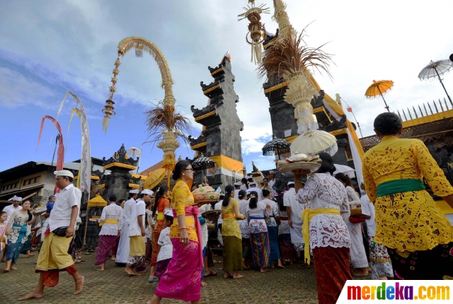 Foto Umat Hindu Di Bali Rayakan Galungan 0244