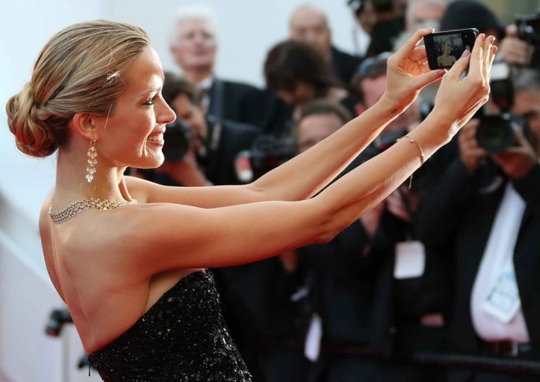 Hadiri Festival Cannes, model seksi Petra Nemcova asyik selfie