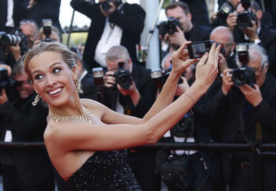 Hadiri Festival Cannes, model seksi Petra Nemcova asyik selfie