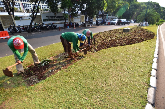 Ini taman depan KPU yang rusak terinjak massa Prabowo-Hatta