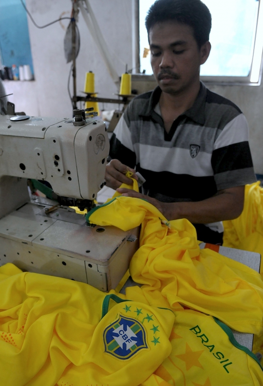Jelang Piala Dunia, pesanan kaos jersey bola alami penurunan