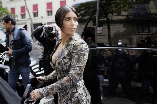 Gaya sensual Kim Kardashian sambil momong buah hati