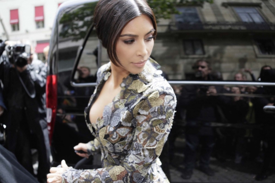 Gaya sensual Kim Kardashian sambil momong buah hati