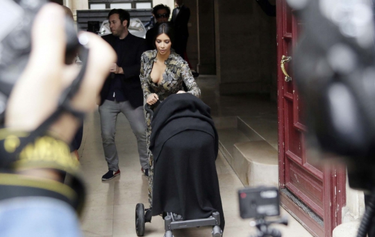 Gaya sensual Kim Kardashian sambil momong buah hati