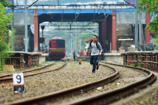 Tidak ada JPO, warga tetap nekat seberangi perlintasan kereta