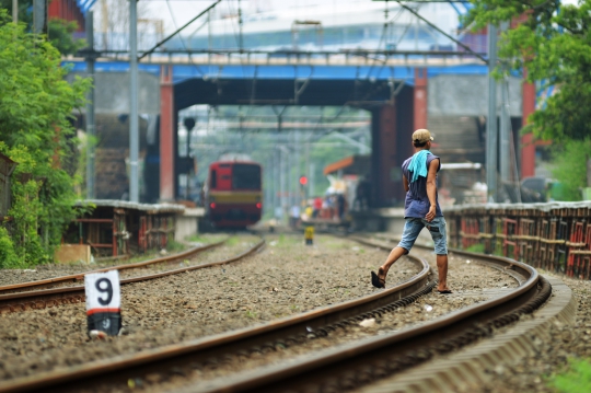 Tidak ada JPO, warga tetap nekat seberangi perlintasan kereta