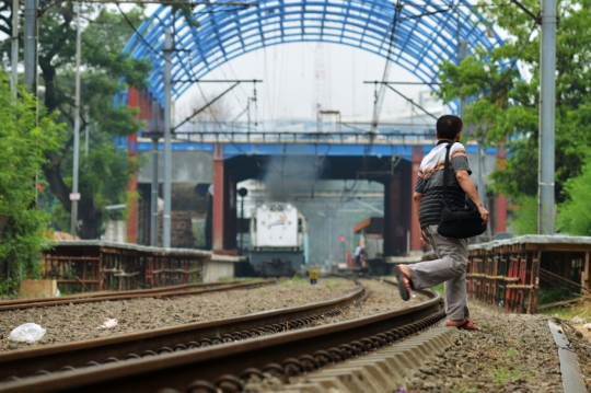 Tidak ada JPO, warga tetap nekat seberangi perlintasan kereta