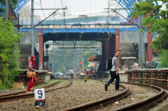 Tidak ada JPO, warga tetap nekat seberangi perlintasan kereta