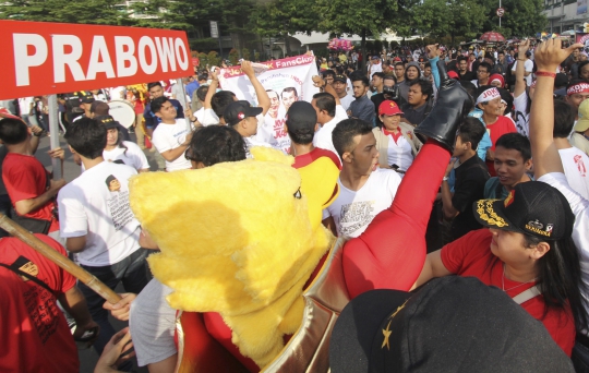 Massa Prabowo dan Jokowi saling adu mulut di Bundaran HI