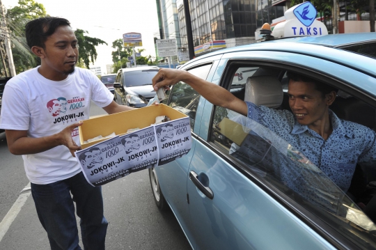 Aksi gerakan penggalangan dana Rp 1.000 untuk Jokowi-JK