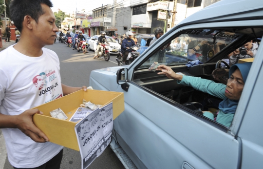 Aksi gerakan penggalangan dana Rp 1.000 untuk Jokowi-JK