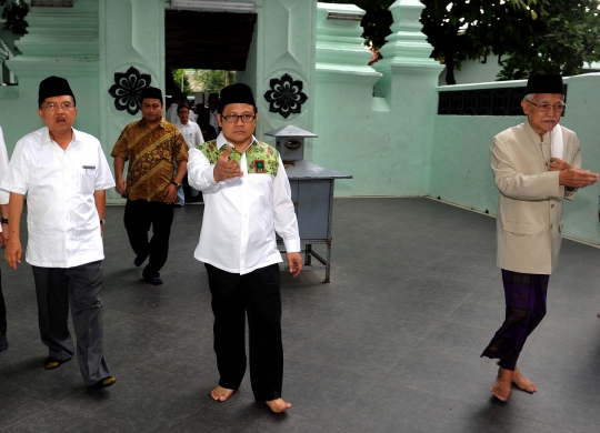 Jusuf Kalla saat berziarah ke makam Sunan Ampel