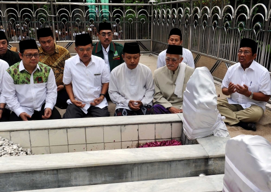 Jusuf Kalla saat berziarah ke makam Sunan Ampel