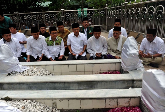 Jusuf Kalla saat berziarah ke makam Sunan Ampel