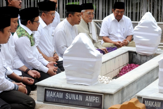 Jusuf Kalla saat berziarah ke makam Sunan Ampel