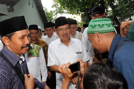 Jusuf Kalla saat berziarah ke makam Sunan Ampel