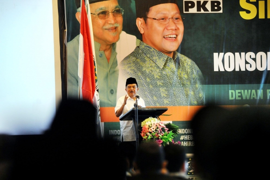 Jusuf Kalla saat berziarah ke makam Sunan Ampel