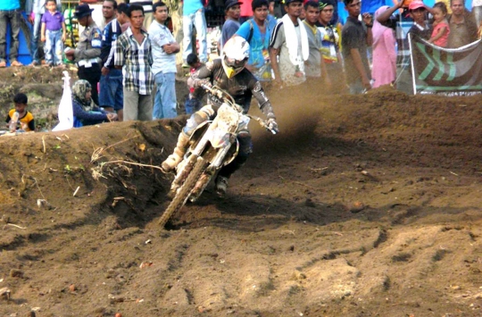 Aksi crosser nasional bertarung dalam Kejurnas Motocross di Aceh