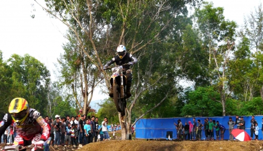 Aksi crosser nasional bertarung dalam Kejurnas Motocross di Aceh