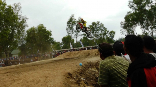 Aksi crosser nasional bertarung dalam Kejurnas Motocross di Aceh