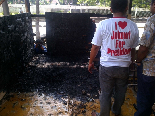 Ini posko relawan Jokowi di Setiabudi yang hangus dibakar