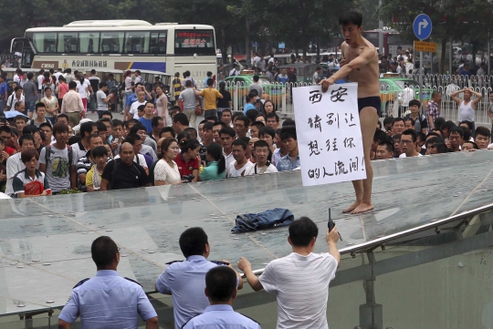 Aksi-aksi nekat bunuh diri di China dengan alasan konyol