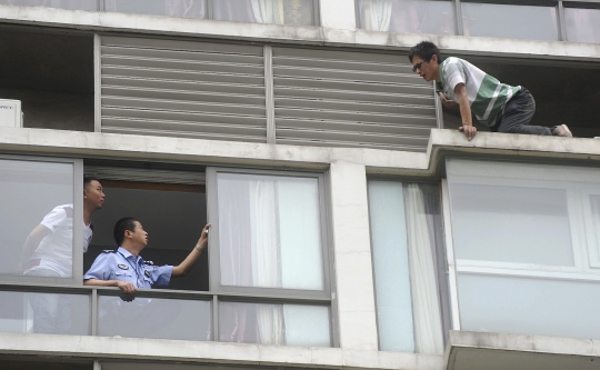 Aksi-aksi nekat bunuh diri di China dengan alasan konyol