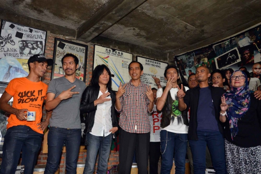 Keakraban Jokowi dan personel Slank di Gang Potlot