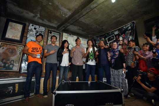 Keakraban Jokowi dan personel Slank di Gang Potlot