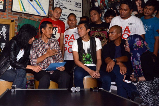 Keakraban Jokowi dan personel Slank di Gang Potlot
