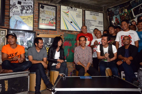 Keakraban Jokowi dan personel Slank di Gang Potlot