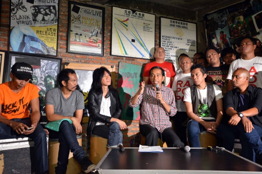 Keakraban Jokowi dan personel Slank di Gang Potlot