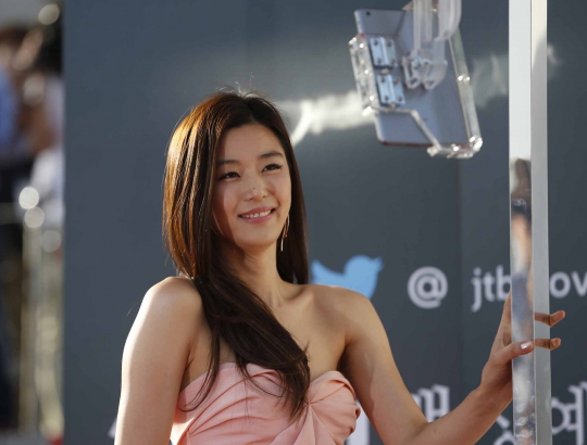 Cantiknya bintang Korea Selatan Jun Ji-hyun