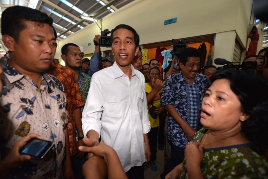 Jokowi makan berondong usai resmikan Pasar Gondangdia