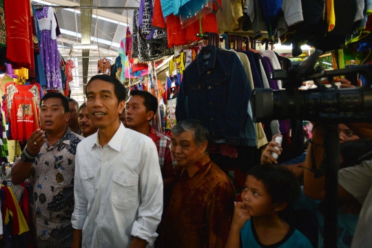 Jokowi makan berondong usai resmikan Pasar Gondangdia