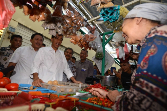 Jokowi makan berondong usai resmikan Pasar Gondangdia