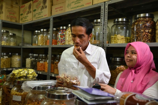 Jokowi makan berondong usai resmikan Pasar Gondangdia
