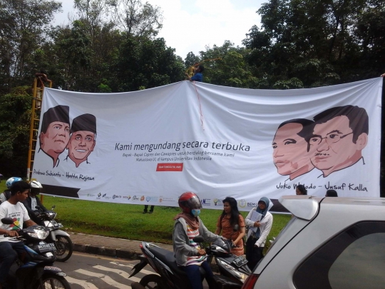 Aksi mahasiswa UI undang dan tantang Jokowi-Prabowo dialog