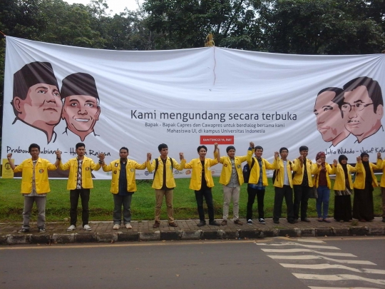 Aksi mahasiswa UI undang dan tantang Jokowi-Prabowo dialog